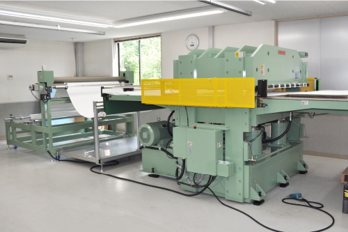 120TON油圧裁断機裁ち台有効：W1600×D1050