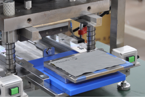 メガネクリーナー布地など、多種多様な布地の型抜きを扱っています。 型抜きから梱包までワンストップ対応が可能です。