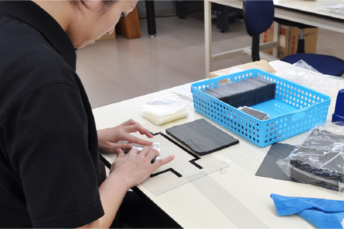 メガネクリーナー布地など、多種多様な布地の型抜きを扱っています。 型抜きから梱包までワンストップ対応が可能です。