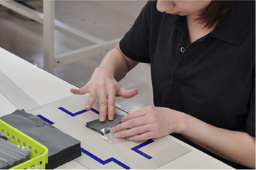 メガネクリーナー布地など、多種多様な布地の型抜きを扱っています。 型抜きから梱包までワンストップ対応が可能です。