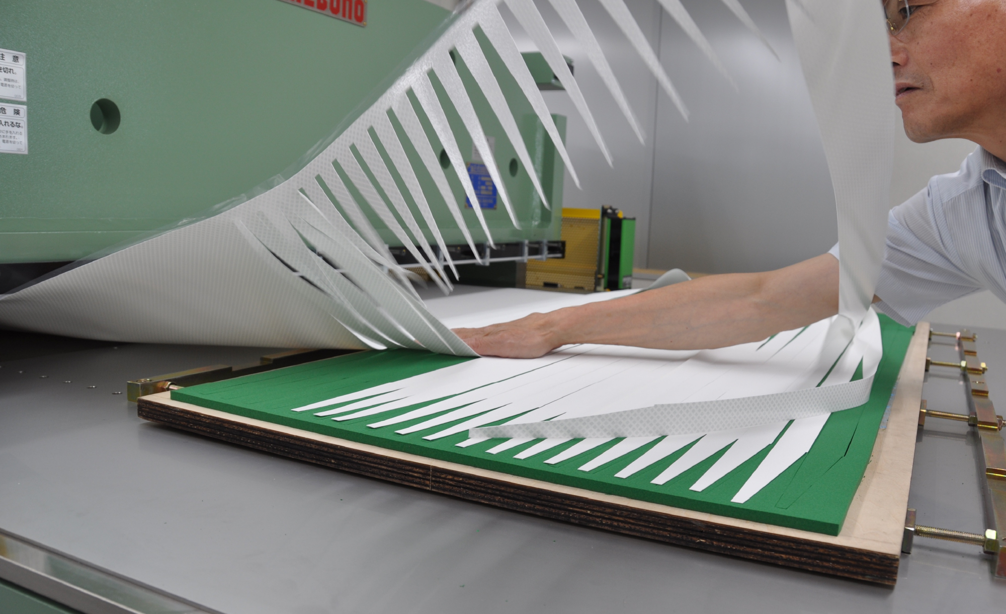 特殊素材にも対応できる<br>「型の抜き方」に多様なノウハウを持つ<br>型抜きビジネスのプロ集団です。