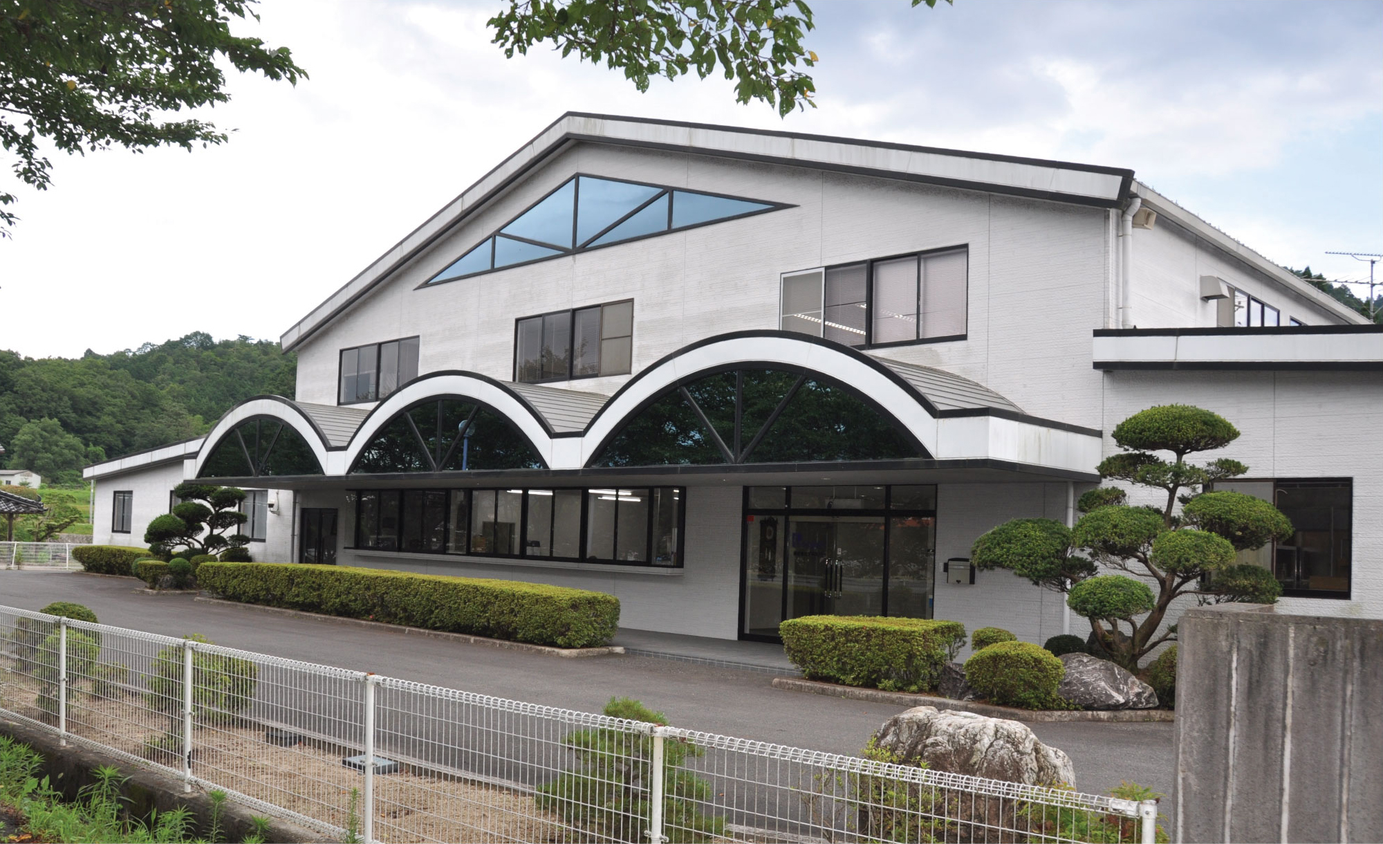 特殊素材にも対応できる<br>「型の抜き方」に多様なノウハウを持つ<br>型抜きビジネスのプロ集団です。